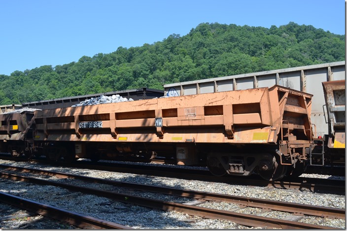 CSX MW 995342 was built by DIFCO Inc., Findlay OH, 11-1976. It has a volume of 1,620 cubic feet and a load limit of 185,400 lbs. It was originally SBD and SCL 465342. Shelby KY.