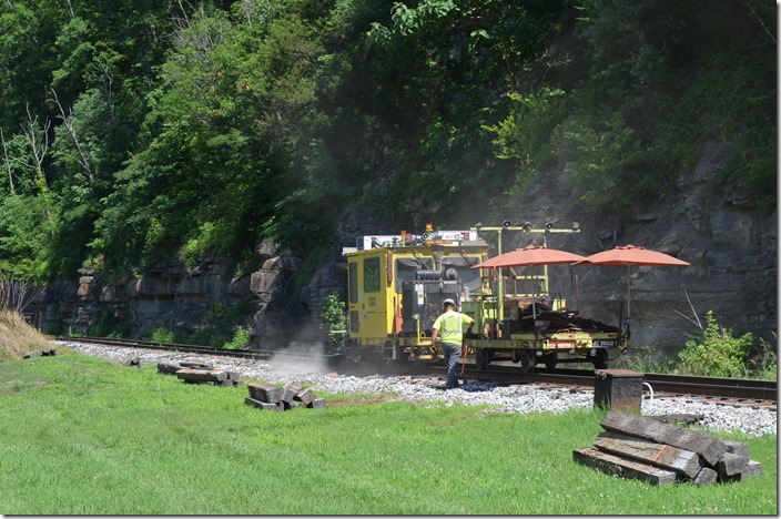 PC 201112 plate positioner. CSX tie gang. Robinson Creek KY.