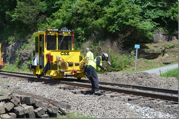 RAC 200805. Manually adjusting clips with a maul. CSX tie gang. Robinson Creek KY.