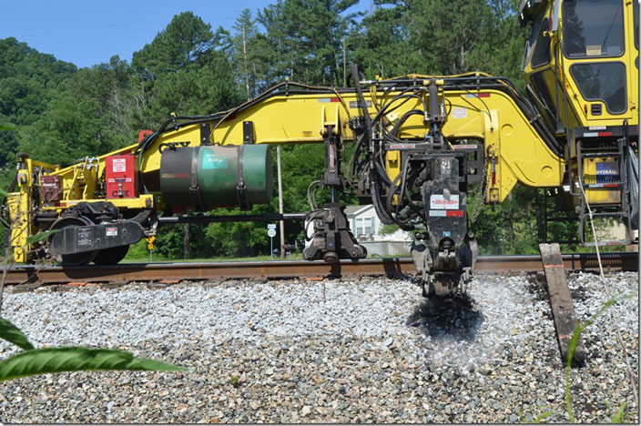 Pulling out the old tie. CSX tie gang. Robinson Creek KY.