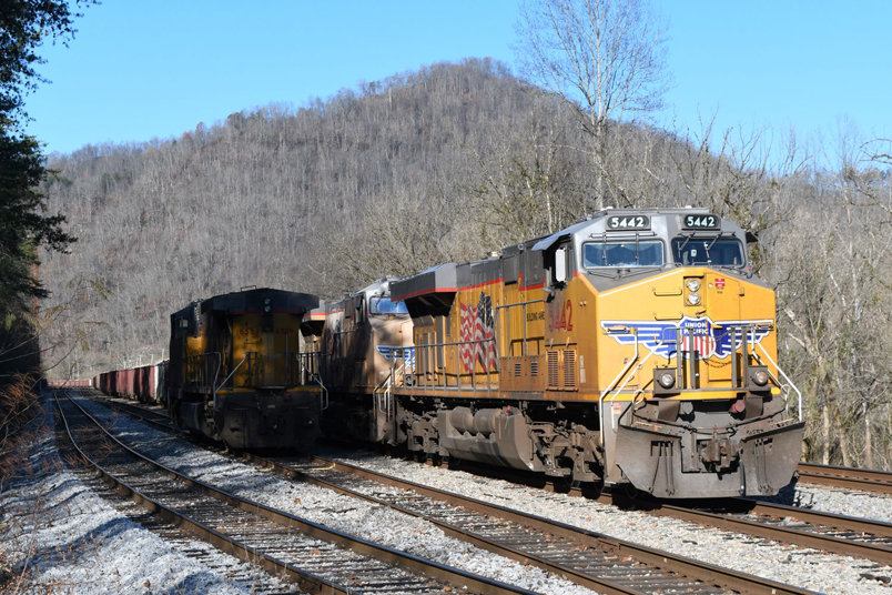 The crew takes 6589 back to the west end and puts it on as a DPU.