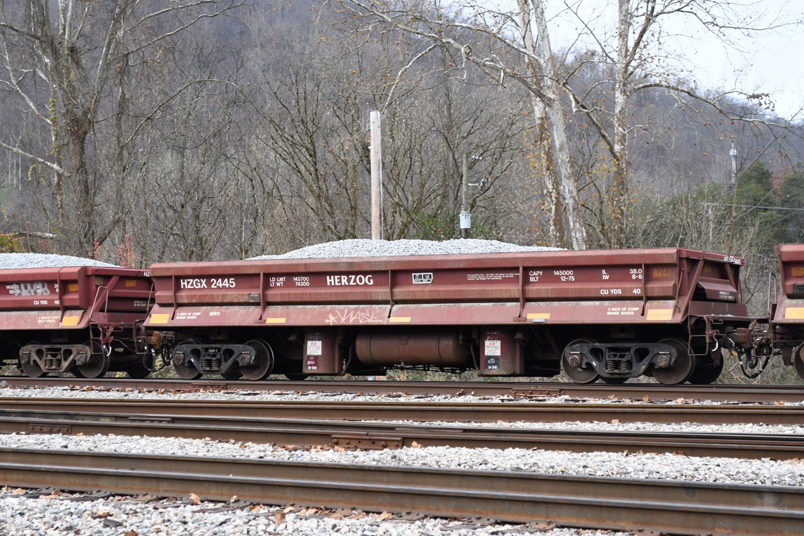 HZGX 2445 is stencilled as being built 12-1975. These cars look good, indicating they have had heavy maintenance at a recent date.