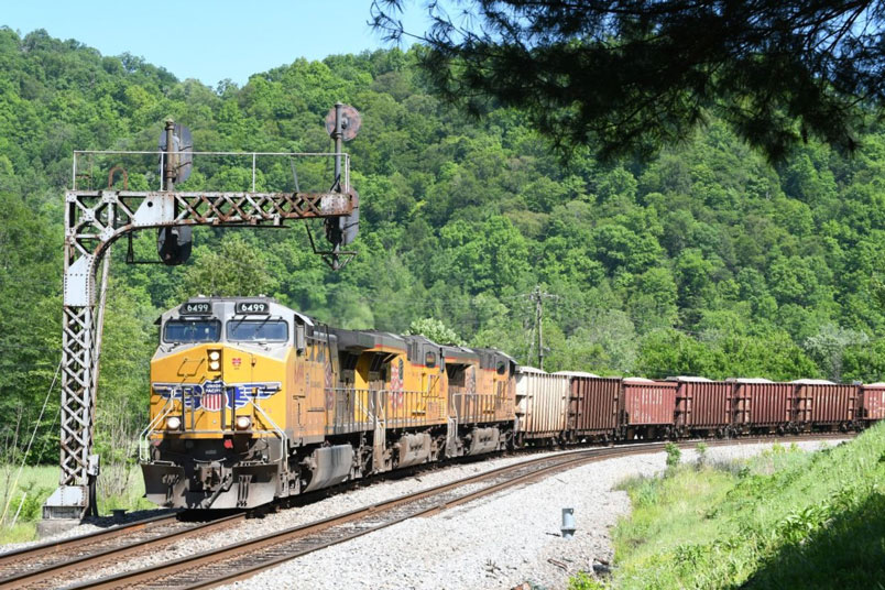 UP 6499-5261-8187 are in charge of w/b ballast train W084-08 at EM Cabin near Emma. BTW, the cantilever signal will be replaced soon. 05-09-2025.