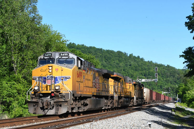 We shot W084 again at Dawkins. They dumped 20 of the Herzog ballast cars between Prestonsburg and Dawkins, and they had 63 remaining.
