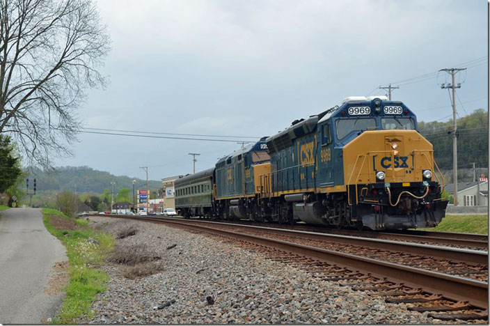 Green signal at the WE Pauley. CSX 9969-9999-TGC3. Pauley KY.