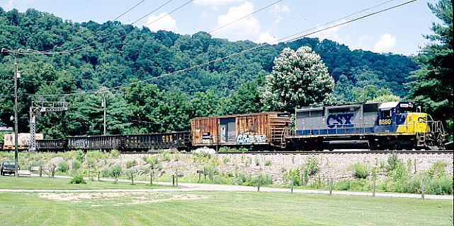 SD40-2 8880 rolls up the switching lead at Fords Branch on 6-23.