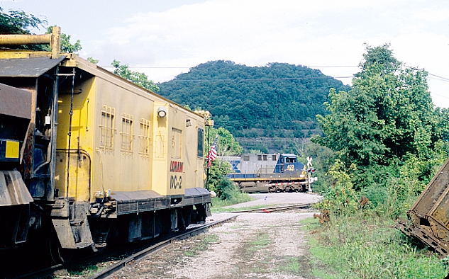 CSX 422-931 with eastbound SCWX loads passes on the Big Sandy main at Harold.