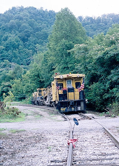 LORAM DC-2 has a blue flag and a de-rail.