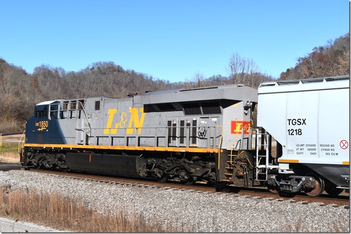 CSX “L&N” ES44AH 1850 was the DPU on M653-19 e/b near FO Cabin on 11-19-2023