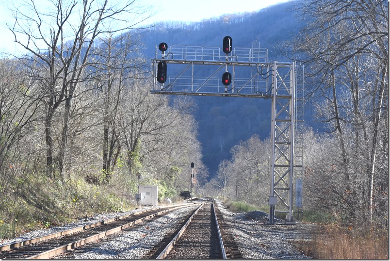 After hanging around Thurmond for a while, I headed up the river to check out Claremont WV. This is the east end of double track looking east toward Prince. CSX.