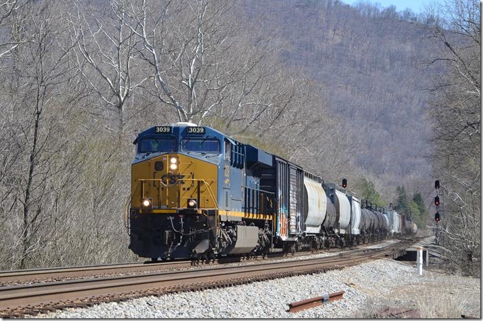 ES44AC 3039 sails west with Q303 at what is still called Paint Creek Jct. 03-28-2015.