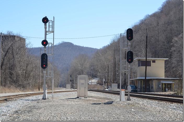 CSX Signals and old yard office at the east end of Handley.