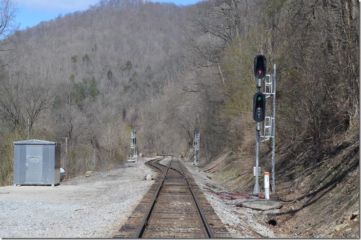 CSX medium clear signal at Kanawha Falls for an eastbound. Saturday 03-27-2015.