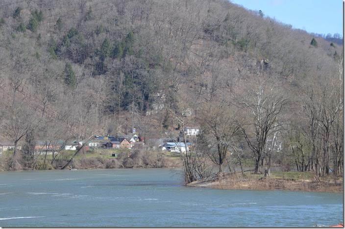 CSX 3242-204 on e/b oil train K124-25 passing Kanawha Falls.