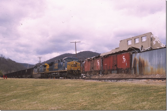 H800-28 departs Rainelle past the familiar warehouse that utilized two vintage C&O boxcars.