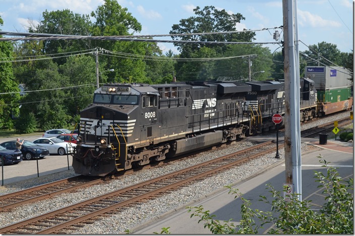 Oh yes, this dining area has a great view of CSX’s Cincinnati Terminal Subdivision. NS 8008-7550 hustle a northbound intermodal toward Hamilton, Richmond, and Fort Wayne IN. Glendale OH.