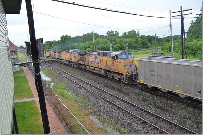 Crossing the former C&O diamond. UP 7231-7002-5595. Marion.