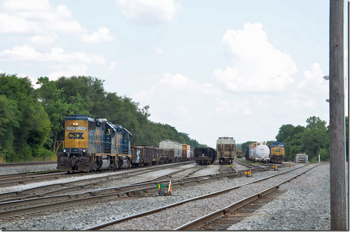 CSX 6296-2568 switch at New Miami Yard just north of Hamilton on the Toledo Sub. The timetable shows this as New River Yard, but that is not what the sign says. The track on the right is the Middletown Sub. that goes to AK Steel’s plant. Until a few years ago AK/Armco had a plant just to the right. The Hamilton plant sent bottle cars over the Middletown line to the Middletown mill. For years Lima diesel switchers handled that move. The Hamilton plant is now completely gone. CSX 6296-2568. New Miami OH.