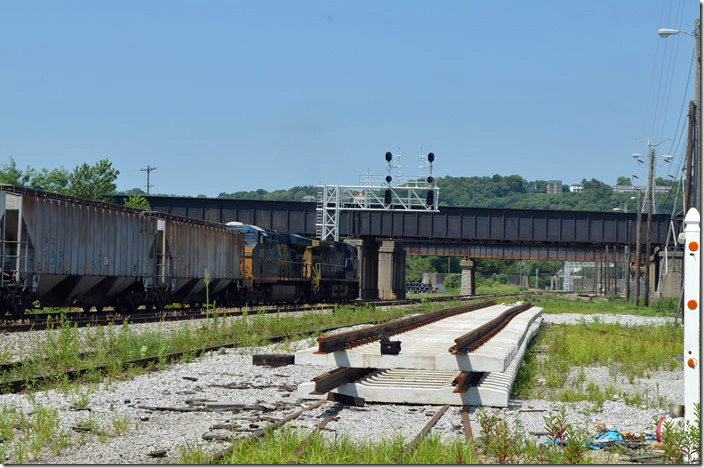 W/b freight behind CSX 234-5290 passing “CJ” or “CT Jct.” Passing overhead is the former Southern Ry. (CNO&TP) heading into their Gest St. Yard. Cincinnati Jct OH.