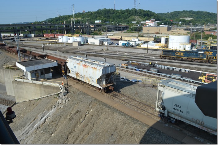 CSX Hump conductor pulls pin. Queensgate OH.