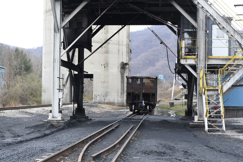 That's far enough to allow room for the engines. In the background is the blue Cave Branch preparation plant, which delivers the coal to the stockpile and then the loadout via a long conveyor belt.
