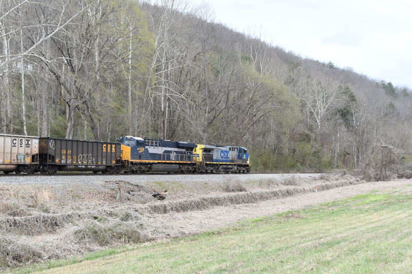 R614-19 moves briskly parallel to US 119 just south of Rhea tunnel. R614 had 110 empty tubs.