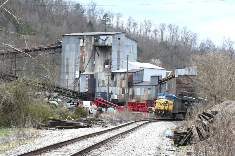 R614 passes the Harlan-Cumberland Coal Co. preparation plant at Totz. The plant is sporadically used, if at all. Unit coal trains are loaded at the NRG loadout just to the south at Dione.