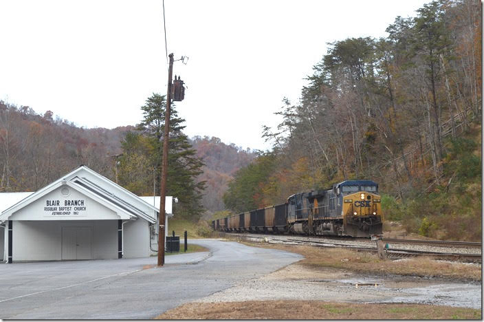 Near Isom KY, CSX 39-593 on mine C842-08 bring 90 empty tubs past the church at the mouth of Blair Branch. The long siding once served South-East Coal’s Swaunee mine siding. One of my colleagues at work is a member of this church although he lives in Pike County. As of late, one AC unit was stationed here to push coal trains over Deane Mountain on the E&BV. I’m not sure if this is still the practice giving the lower traffic levels. CSX 39-593. Isom KY.