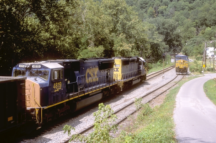 C843 has to stop at the north end of Edjouet siding for a meet with s/b shifter C640. 