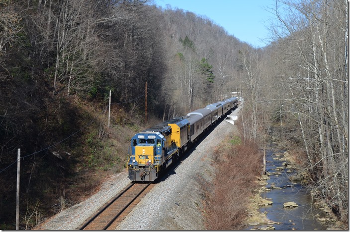 P907 south has 10 cars behind 8033-9998 at Hamlin. This segment between McClure and St. Paul VA, will see no regular trains for the foreseeable future. CSX Santa Train Hamlin .