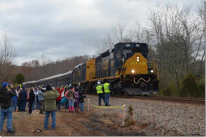 Slowing to a stop at Dungannon VA. CSX 4384.
