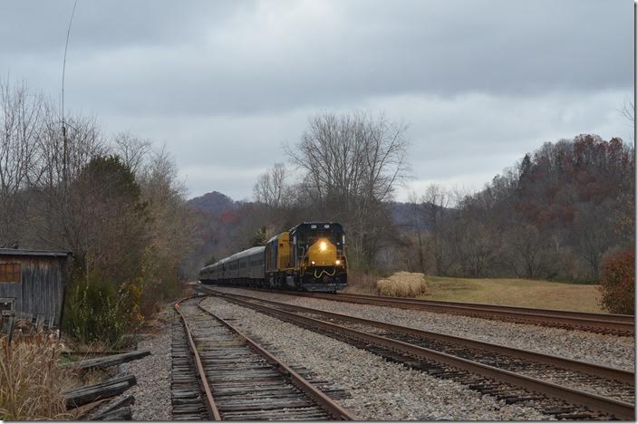 Passing the north end of Starnes passing siding at the hamlet of Slant VA. CSX 4384. NE Starnes VA.