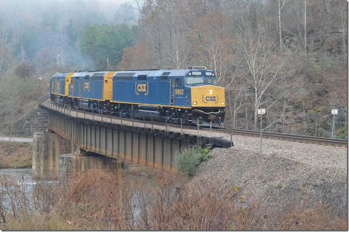 CSX 9992-9999-9993 lead P935-17’s 12 cars across Hill’s Mill trestle near Haysi VA, on a foggy Saturday morning. It has just departed the stop at Tom’s Bottom (Splash Dam). Hills Mill VA.