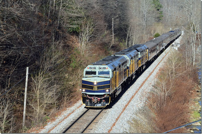 P001-19 descends a gentle grade along Lick Creek to its confluence with the Clinch River at Boody. CSX 1-3-2. Hamlin VA.