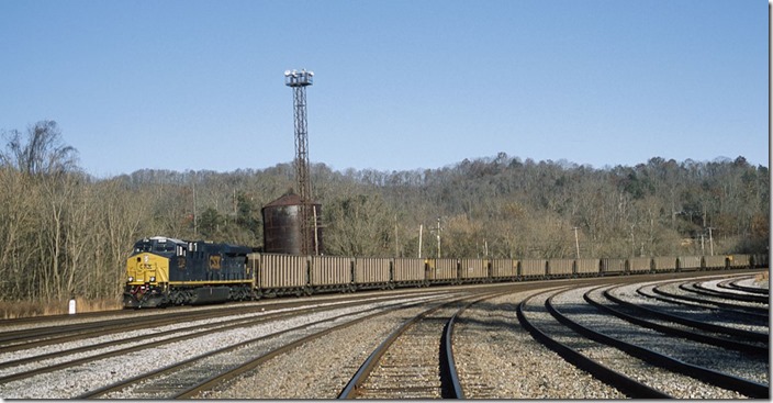 CSX 3134 arrives northbound with V404-14.