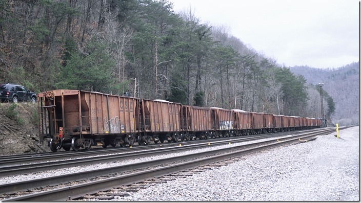 F898 (a Dante-Shelby shifter crew) arrives at the east end with 19 loads of ballast behind SD50s 8516-8639. View 2.