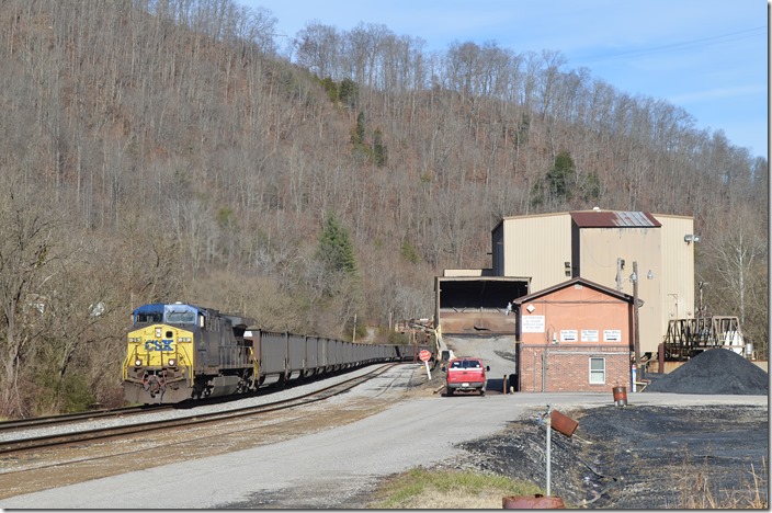 CSX 29 - C860-26 passing the inactive Landmark tipple at Esco.