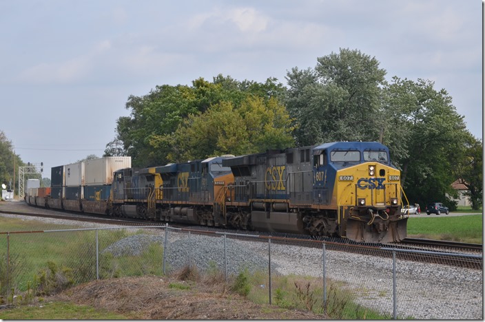 CSX 607-5211-35 lead w/b intermodal Q007.