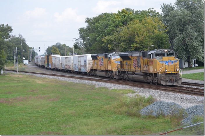 CSX w/b Q686 (Avon to E. St. Louis) behind UP 8398-4968. 