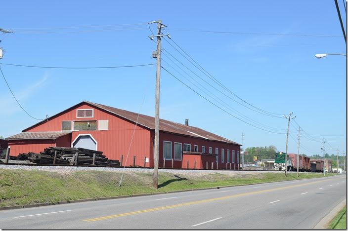 Going around the former CRR Carnegie Spur to the NS interchange. ETRY 214 Johnson City TN.