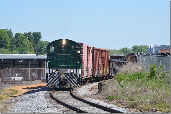 ETRY 214 on former CRR Carnegie Spur. Johnson City TN. View 3.