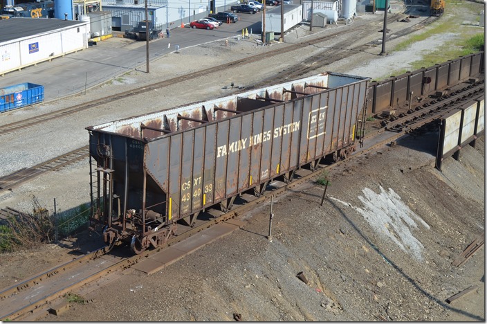 CSXT wood chip hopper 434033 has a load limit of 182,000 lbs. Queensgate OH.