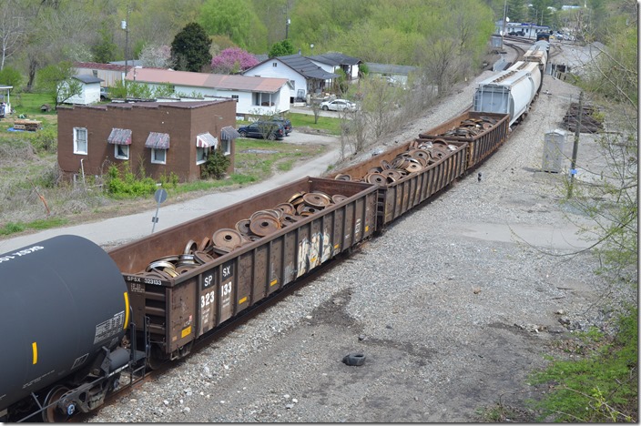 SPSX gon 323133 has the same history as 323005. That’s a lotta’ weight in those cars! No wonder gons sag! Shelby KY. 0701