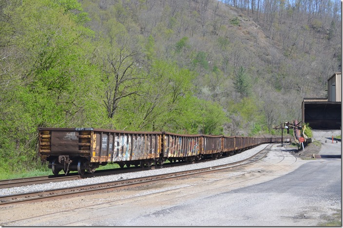 The SV&E Sub. doesn’t see much traffic these days, so a bunch of gons were stored on Esco siding which has spring switches. CSX gon 707782 is ex-B&O 350021 nee GONX (Railgon Co). Esco KY. 04-11-2020.