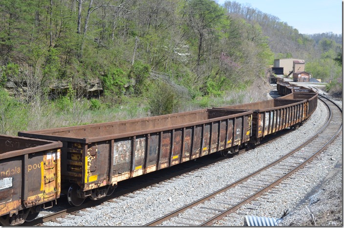 CSX gon 708893 is ex-C&O 351132 nee-GONX (Railgon). Notice the numbers have been painted on the inside of the bodies. Esco KY.
