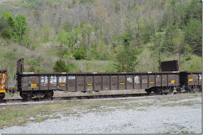 CSX gon 482488 is ex-P&LE 47399. Note this car has bulkheads but 482423 doesn’t. Bet this car made a few trips to National Tube in McKeesport a few times. P&LE derived considerable income from car hire/leasing of their huge fleet. In fact there is a book devoted to P&LE gondolas! 04-11-2020. Esco KY.