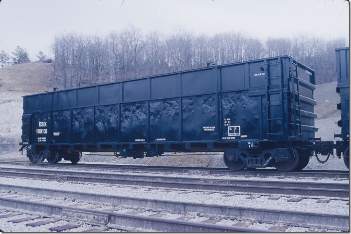 EnviroSolutions gon 100138 arrives at the Princess KY landfill (on the old Lexington Sub. near Ashland) on 03-19-2007 with trash from another state. I figured that fitting on the upper right side for a fire hose could be used for drowning rats! ESIX gon 100138.