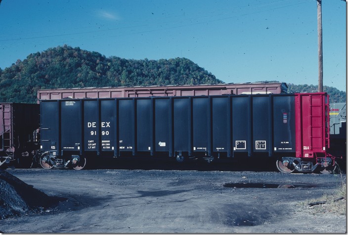 Detroit Edison 9190 at L&N’s Ravenna KY yard on 10-14-1979. It is almost brand new having been built by Ortner in 08-1979. DE trains were common on the L&N and C&O in those days. DE later went to other car designs and made the west their primary source of coal. DEEX gon 9190. 