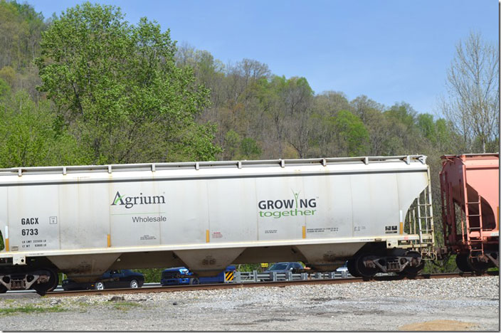 GACX 6733 covered hopper Lancer KY. Same train at Lancer KY. This side didn’t have the graffiti. Built 10-2021.