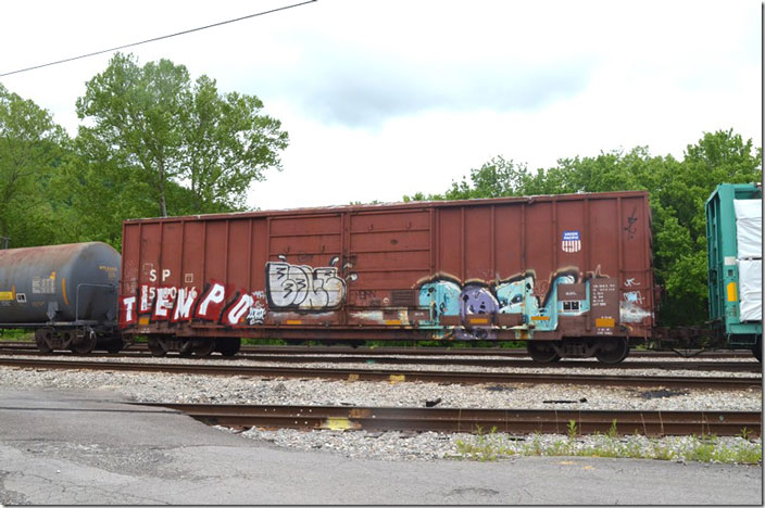 A fallen flag! SP 250016 box has a volume of 5,503 cu ft and was built pre-UP in 1979. Passing through Shelby KY on 05-8-2022.